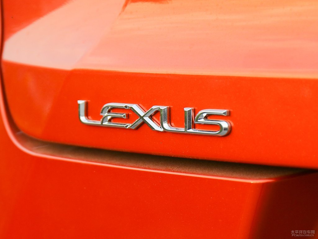 烈焰瑪瑙色雷克薩斯UX車尾外觀圖片