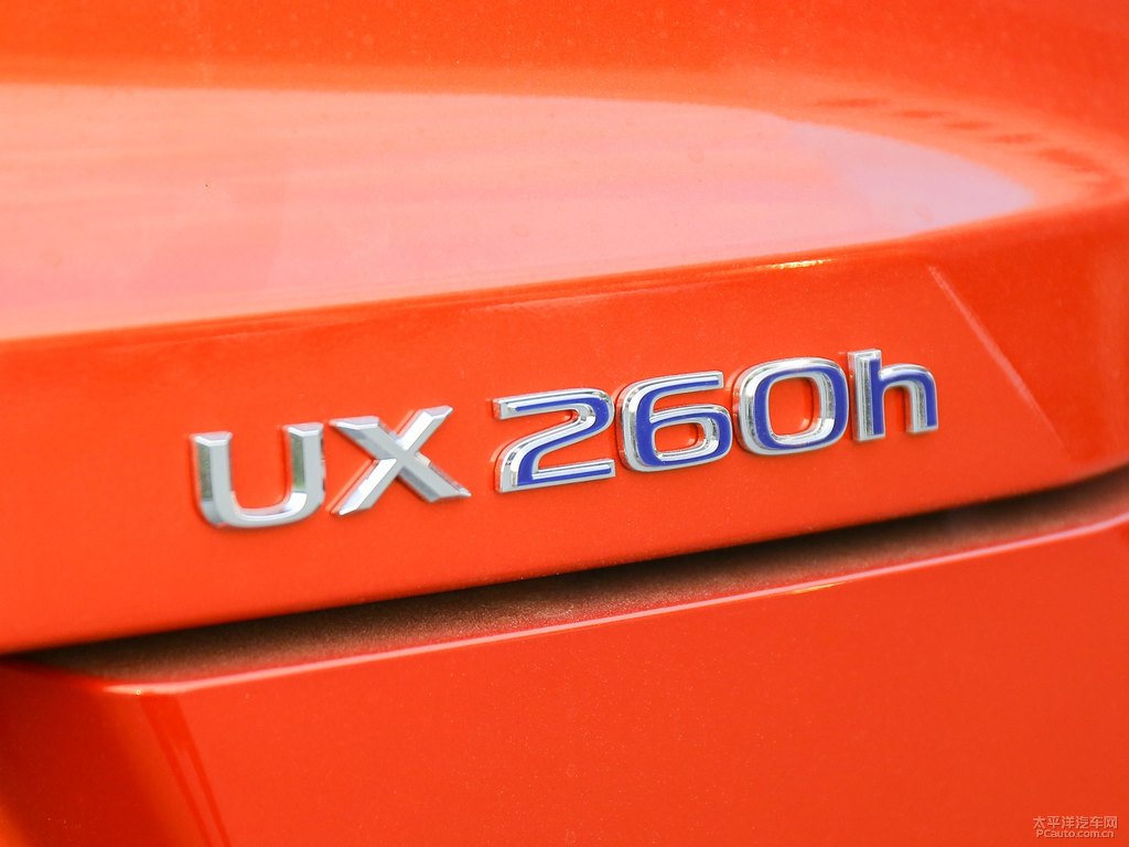 烈焰瑪瑙色雷克薩斯UX車尾外觀圖片