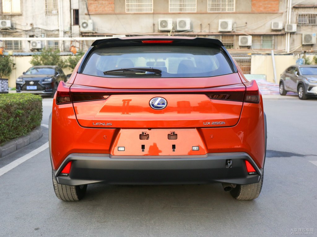 烈焰瑪瑙色雷克薩斯UX車尾外觀圖片