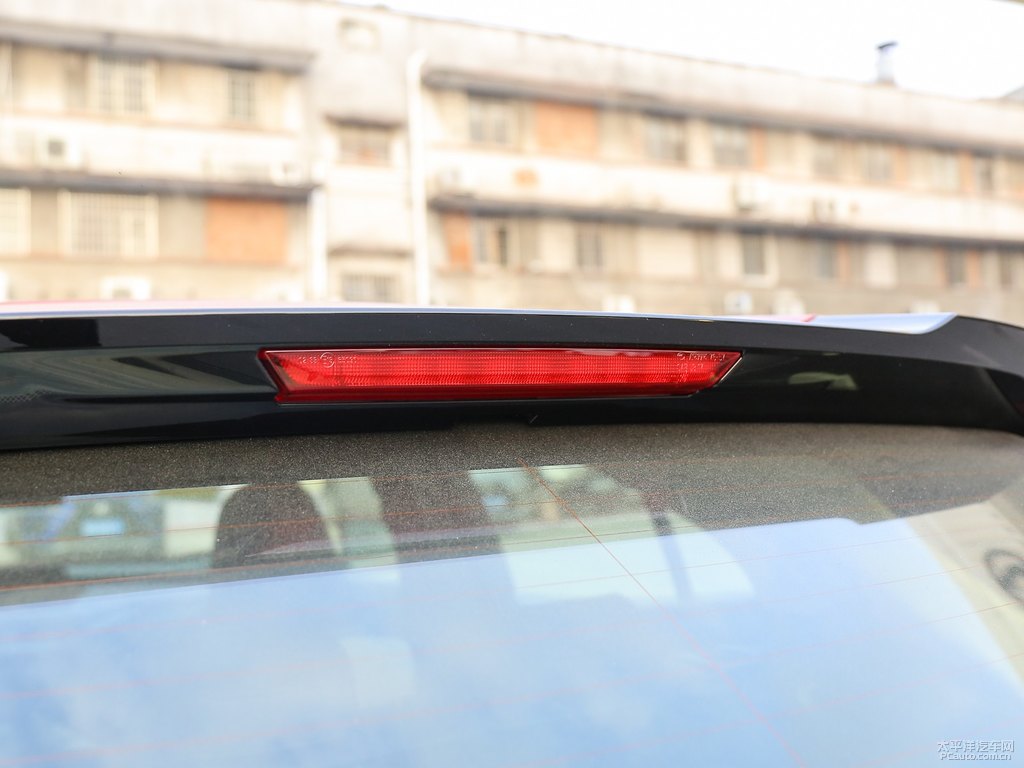 烈焰瑪瑙色雷克薩斯UX車尾外觀圖片