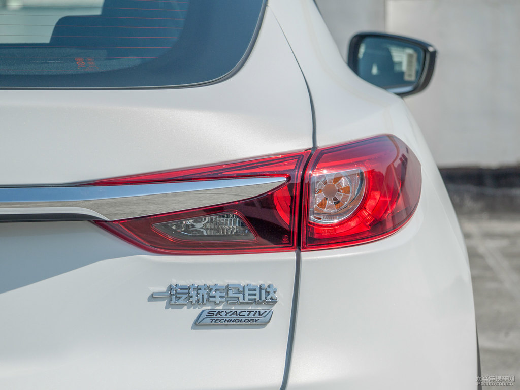 珠光白馬自達(dá)CX-4車尾外觀圖片