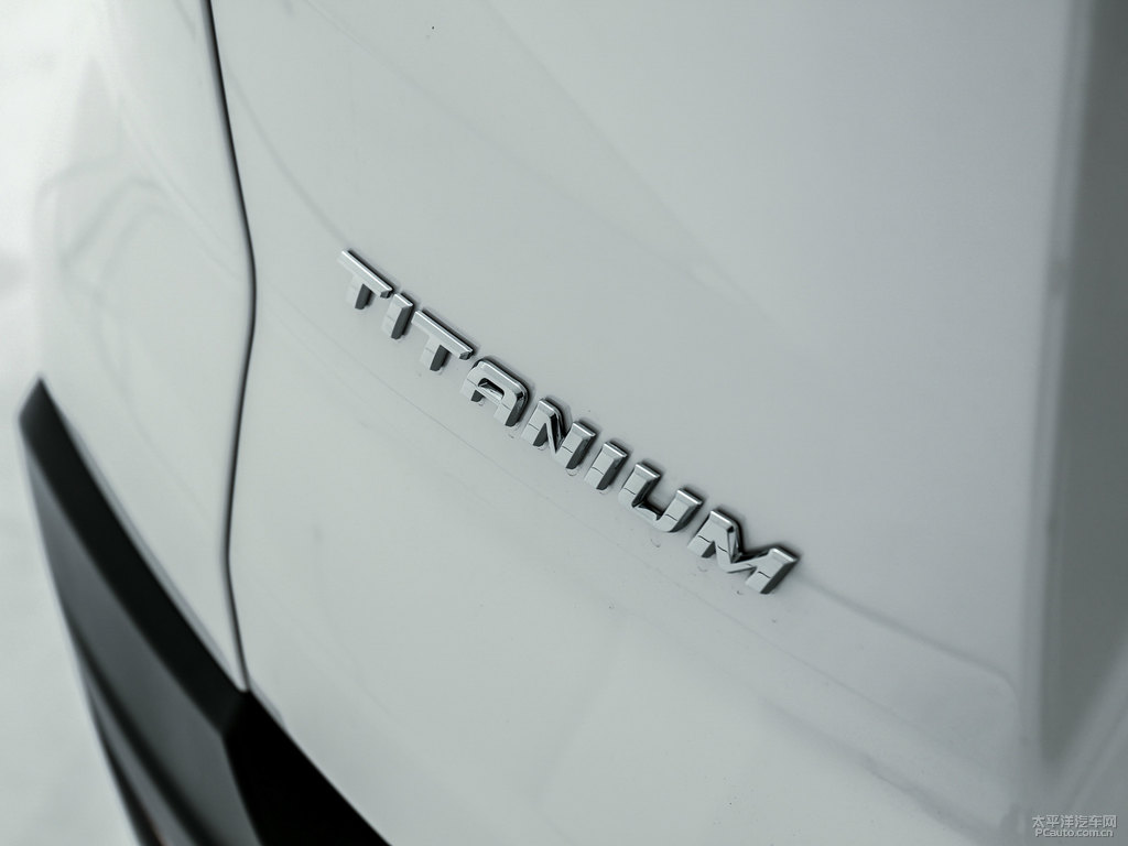 珠光白領(lǐng)界車尾外觀圖片