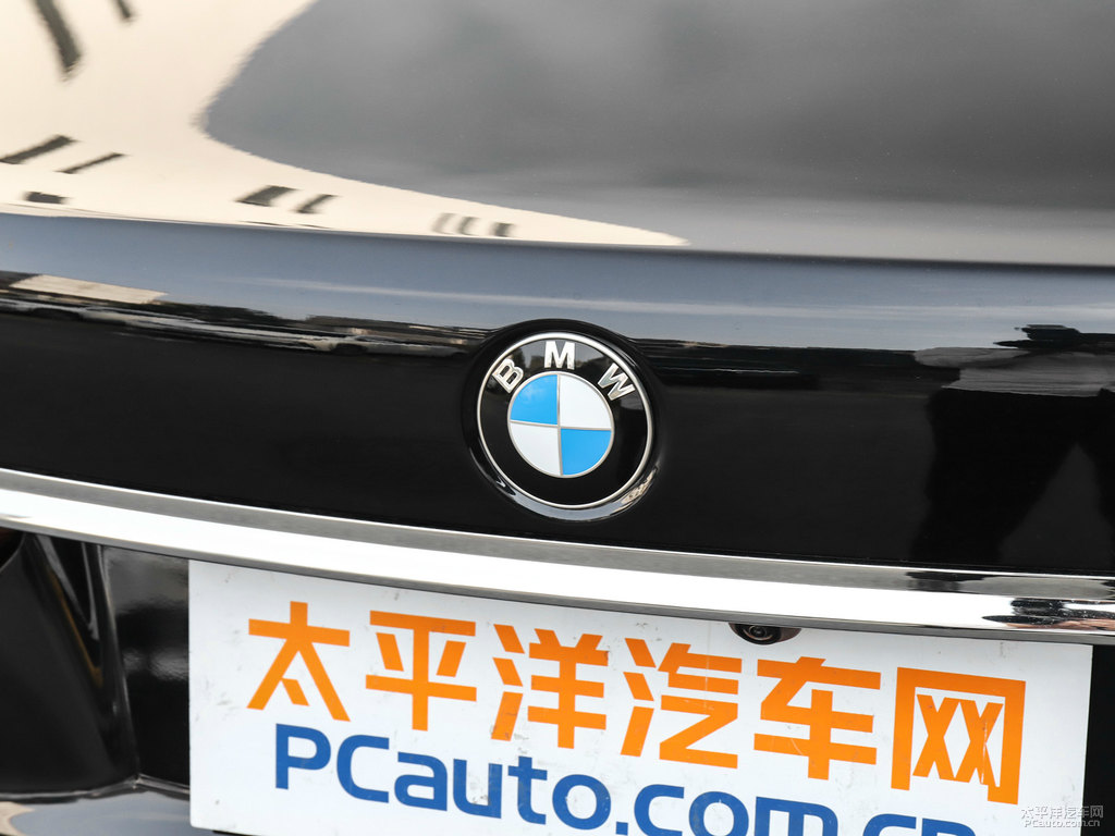 寶石青寶馬7系車尾外觀圖片