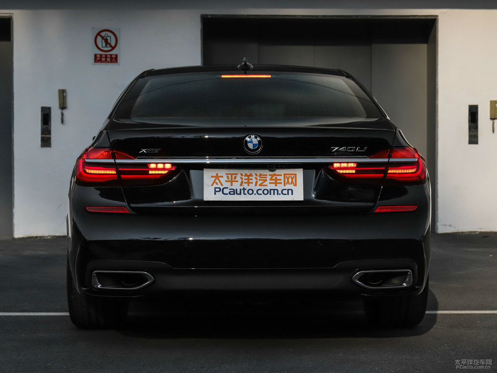 寶石青寶馬7系車尾外觀圖片