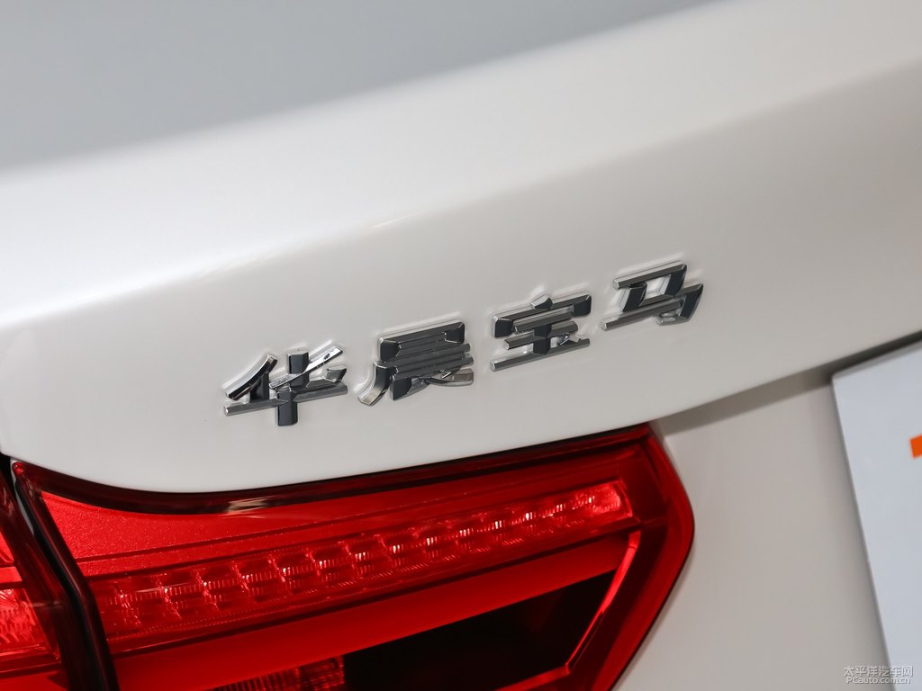 礦石白寶馬1系車尾外觀圖片