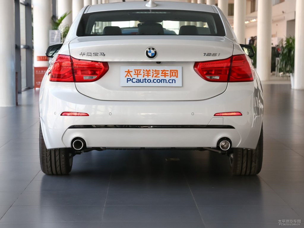 礦石白寶馬1系車尾外觀圖片