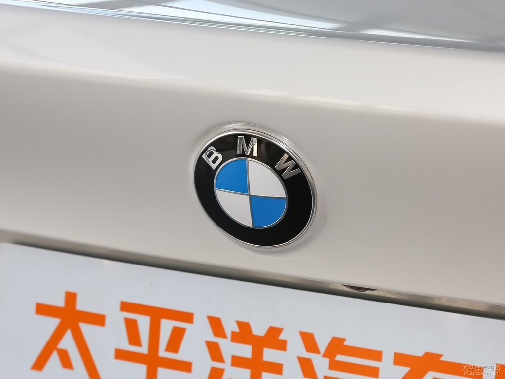 礦石白寶馬1系車尾外觀圖片