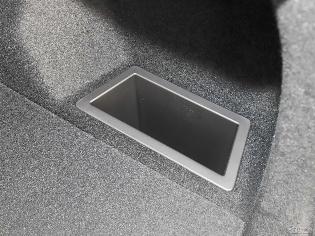 開(kāi)士米銀寶馬X1后備廂空間圖片