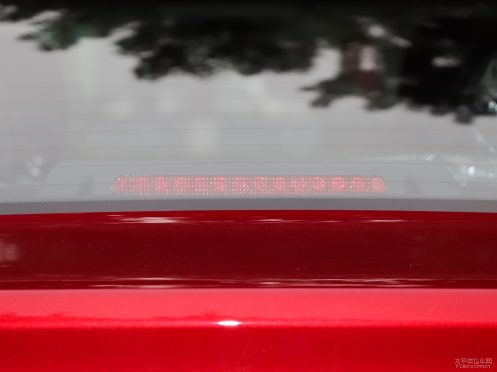 烈焰紅艾瑞澤5車尾外觀圖片