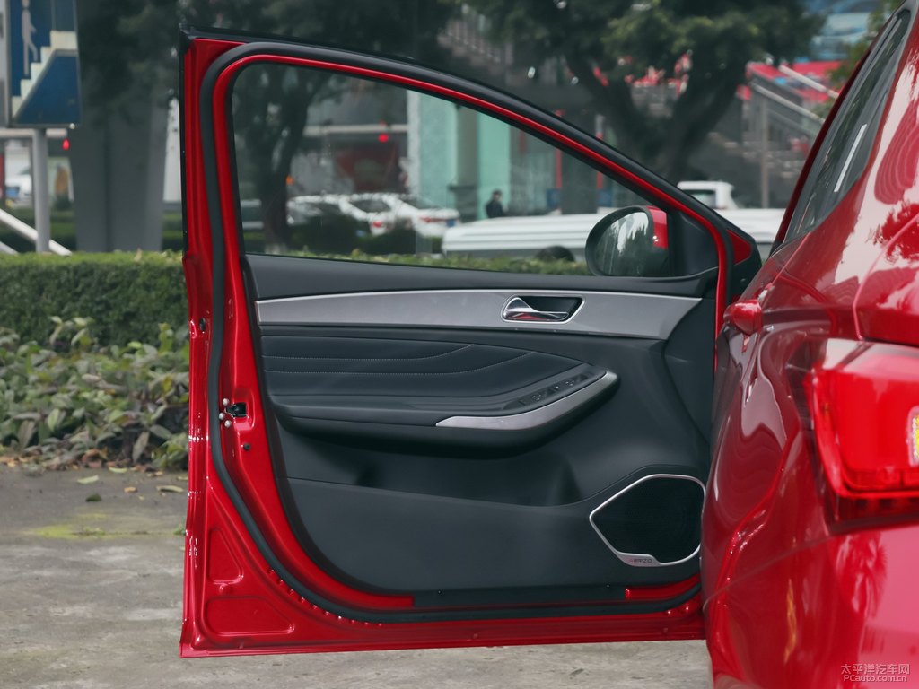 烈焰紅艾瑞澤5車廂內飾圖片