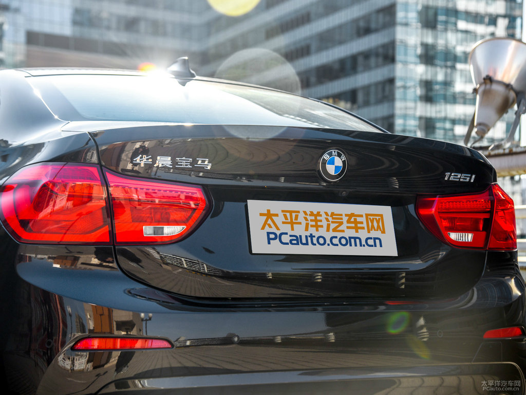 星光棕寶馬1系車尾外觀圖片