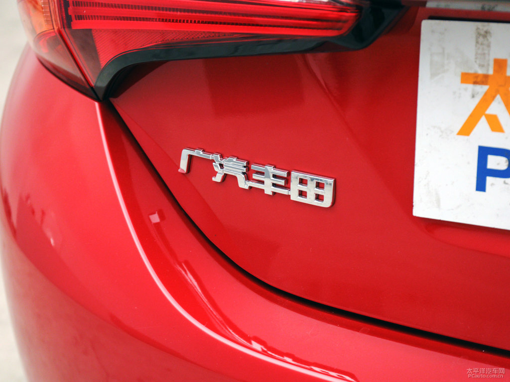 珊瑚紅雷凌雙擎E+車尾外觀圖片