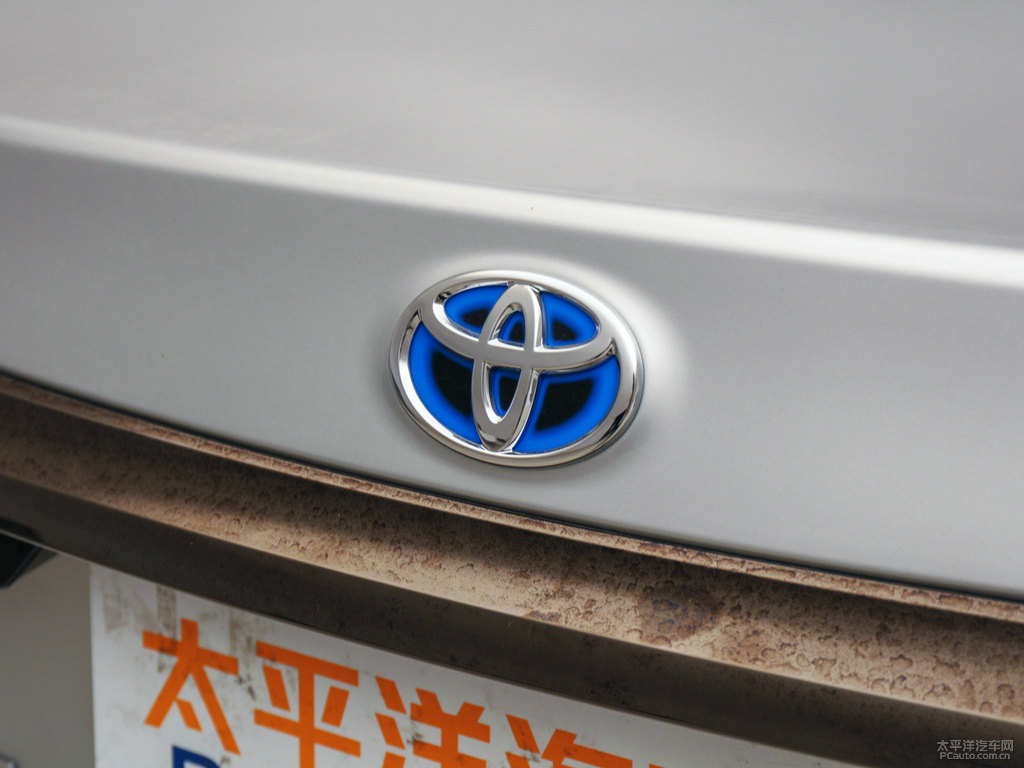 水晶銀雷凌雙擎E+車尾外觀圖片