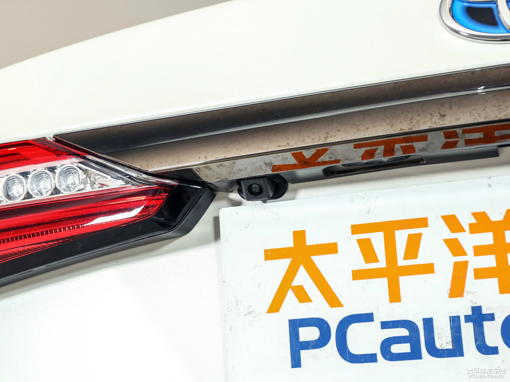 珍珠白雷凌雙擎E+車尾外觀圖片