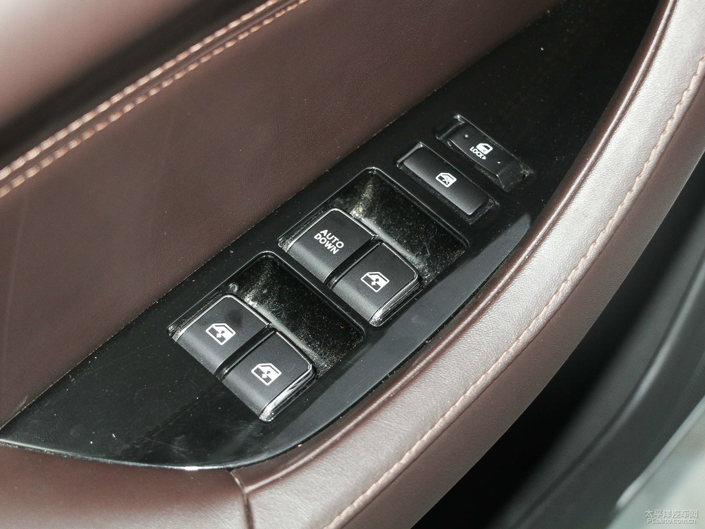 閃光冰晶白逸動車廂內(nèi)飾圖片