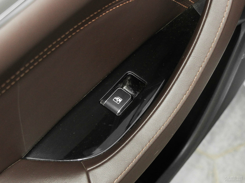 閃光冰晶白逸動車廂內(nèi)飾圖片