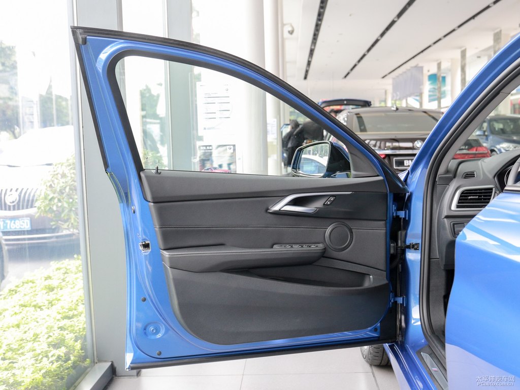 埃托斯藍(lán)寶馬1系車廂內(nèi)飾圖片