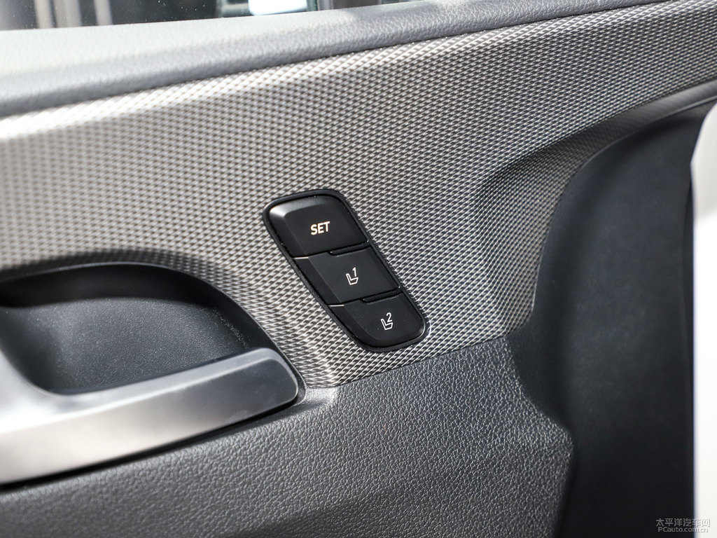 水晶白勝達(dá)車廂內(nèi)飾圖片