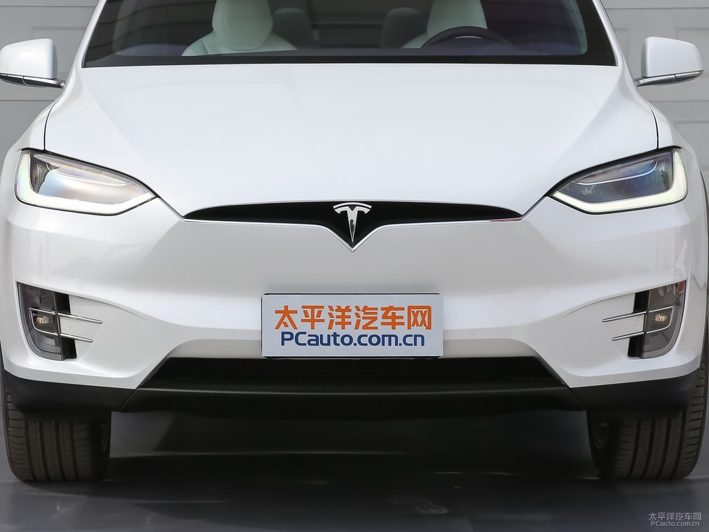 白色Model X車頭外觀圖片