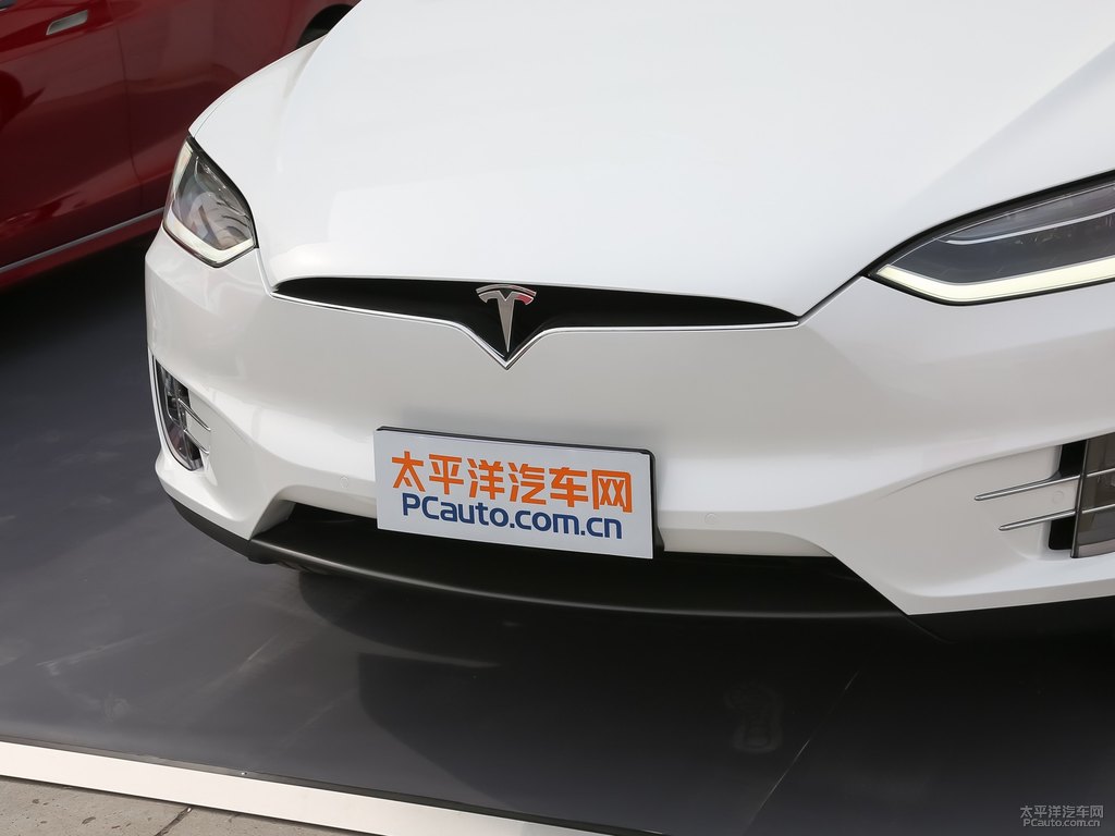 白色Model X車頭外觀圖片