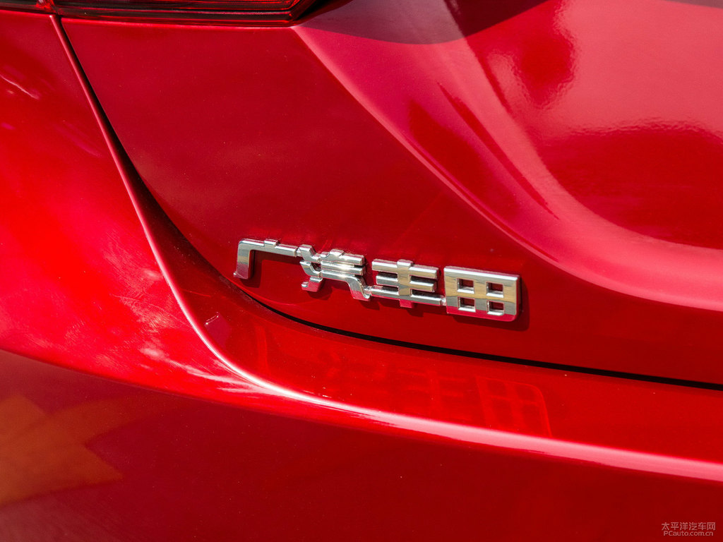 耀動(dòng)紅黑雙色凱美瑞車(chē)尾外觀圖片