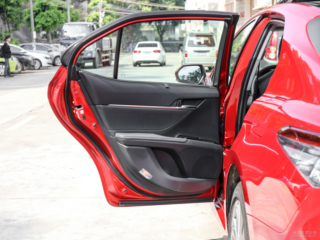 耀動(dòng)紅凱美瑞車廂內(nèi)飾圖片