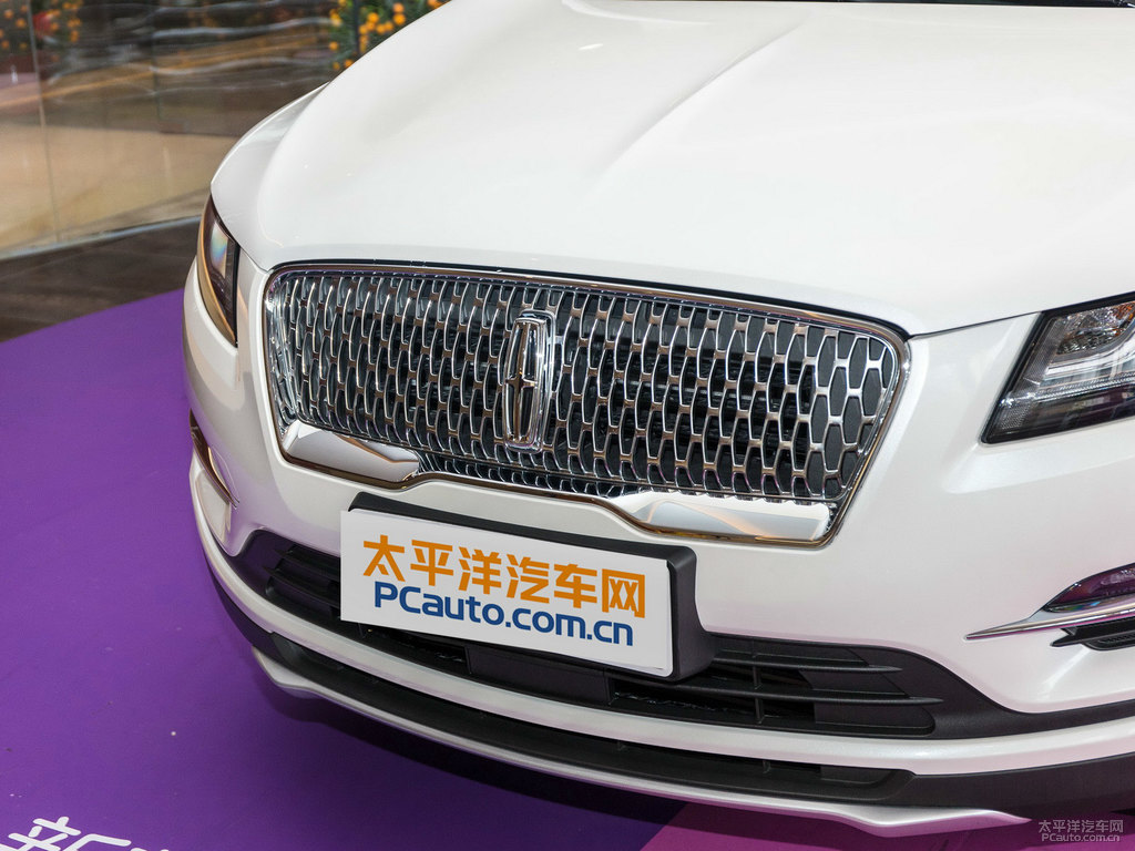 鉑鉆白林肯MKC車頭外觀圖片
