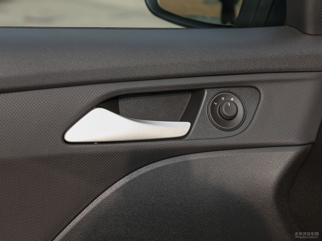 高冷灰科魯澤車廂內(nèi)飾圖片