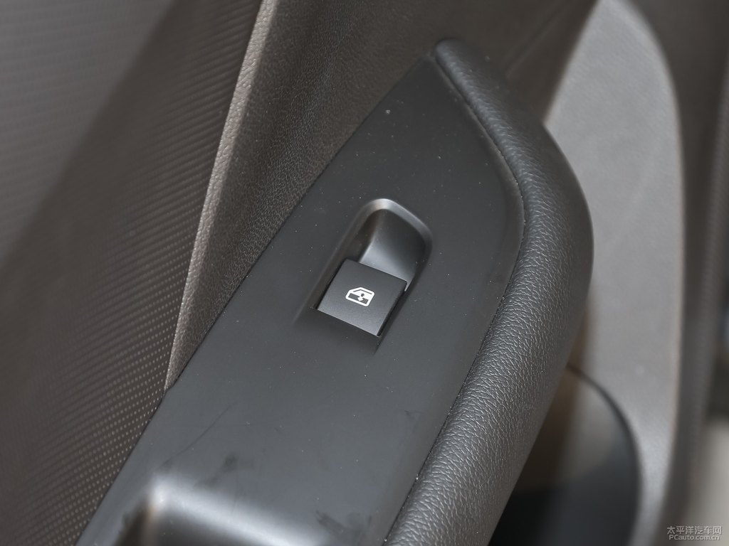 高冷灰科魯澤車廂內飾圖片