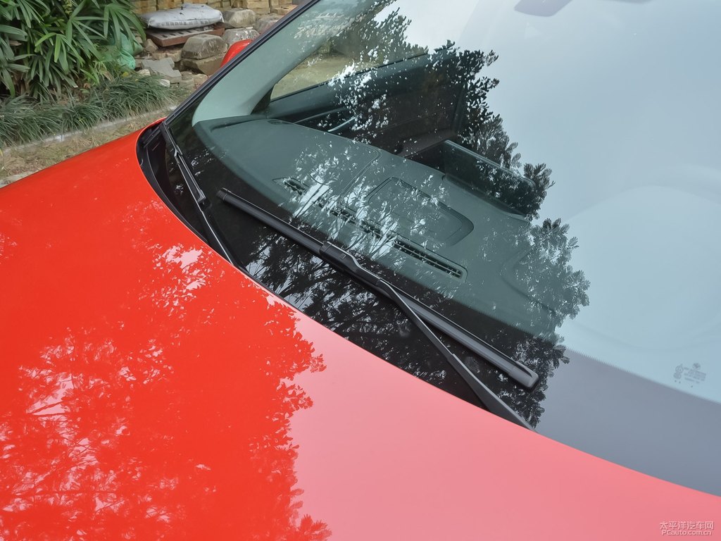 墨爾本紅寶馬1系車身外觀圖片