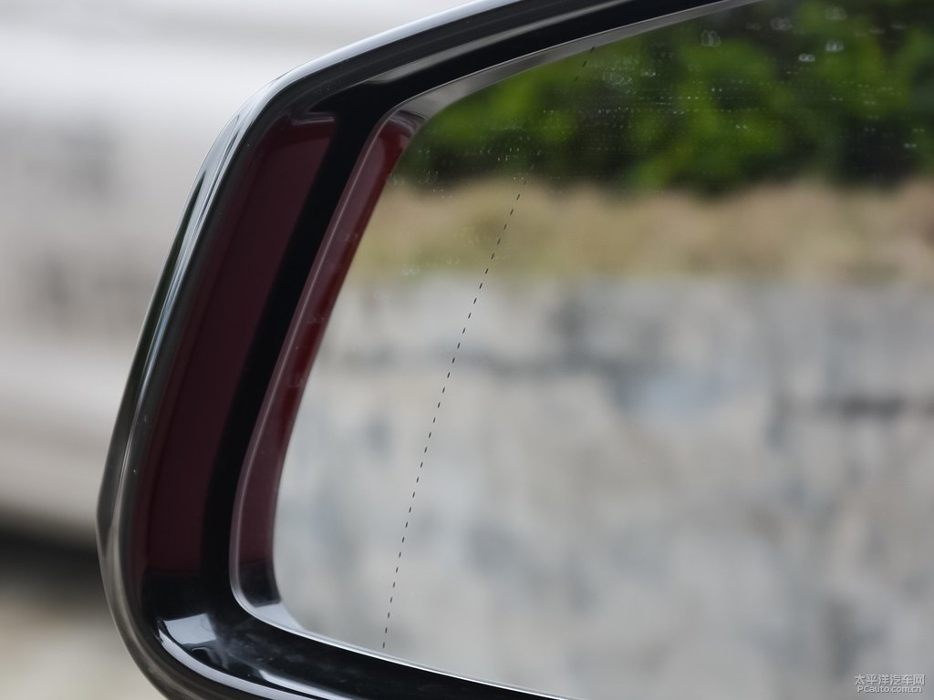 墨爾本紅寶馬1系車身外觀圖片