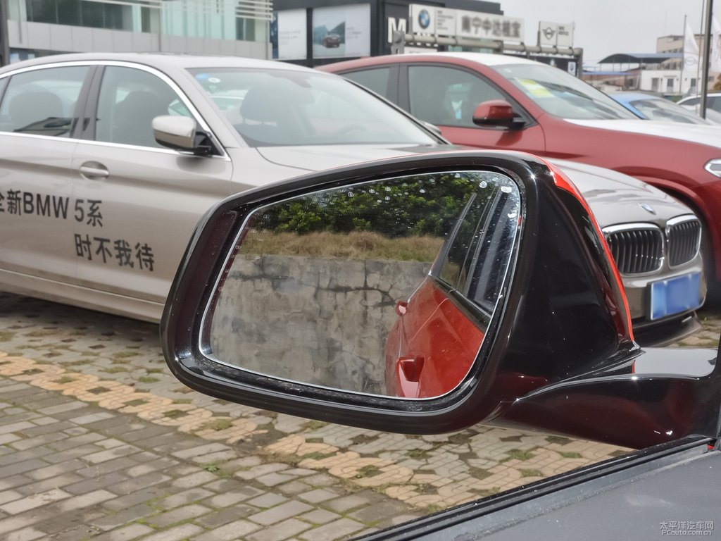 墨爾本紅寶馬1系車身外觀圖片