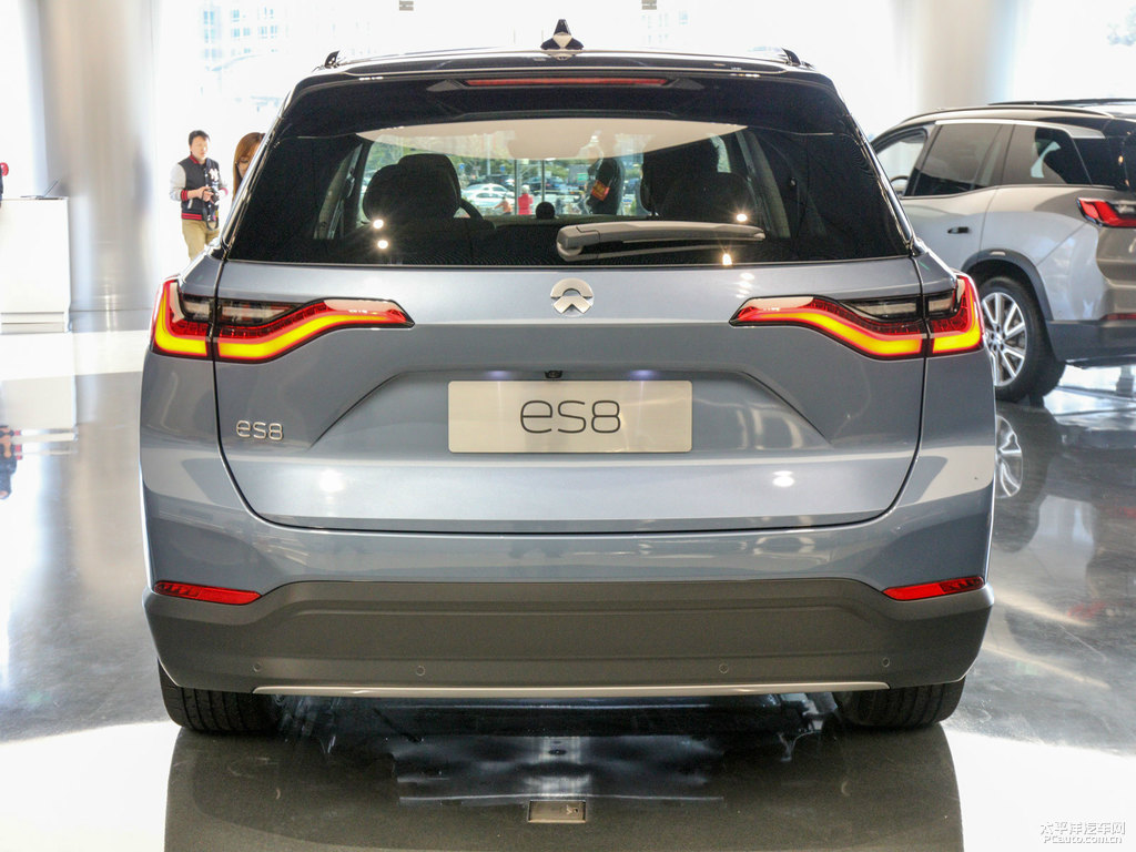 天藍(lán)蔚來ES8車尾外觀圖片