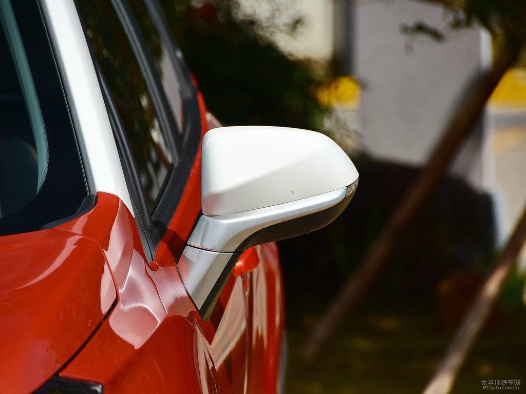 閃光炫彩橙黃長(zhǎng)安CS15車身外觀圖片