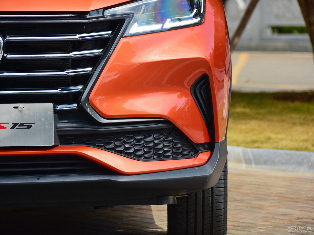 閃光炫彩橙黃長(zhǎng)安CS15車頭外觀圖片