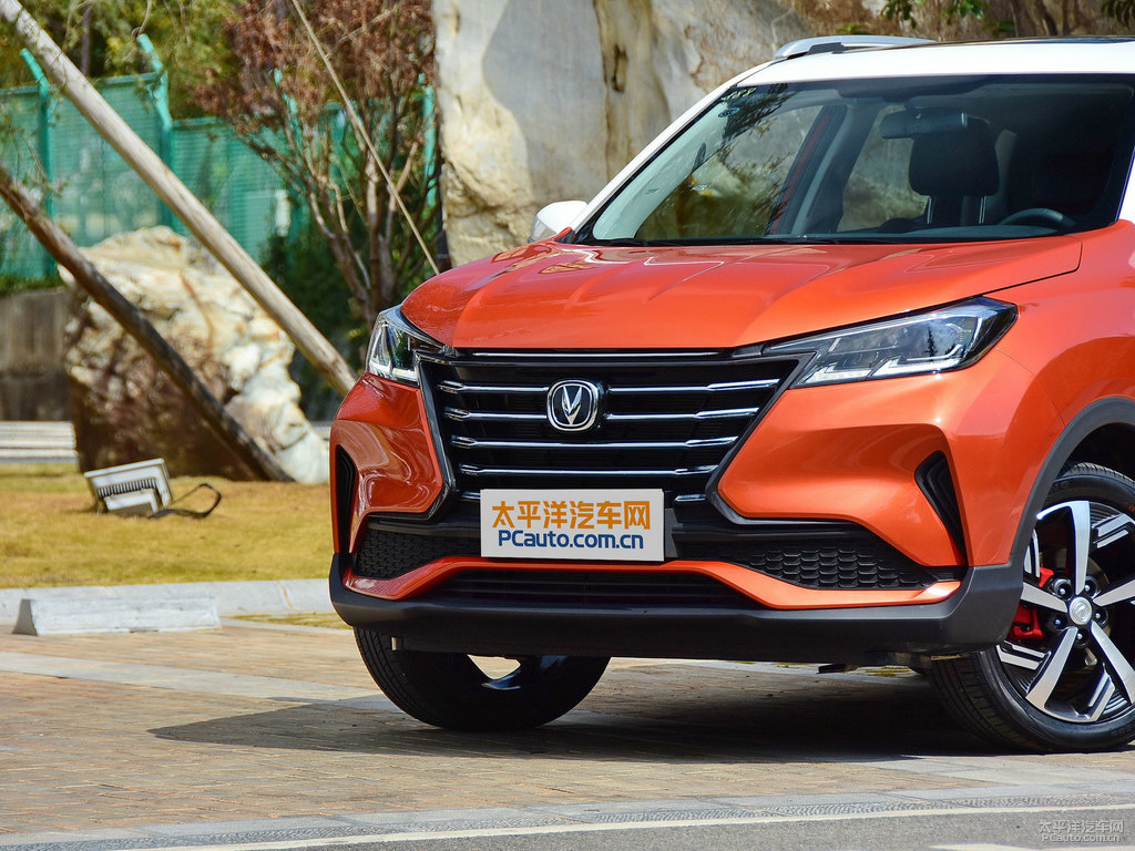 閃光炫彩橙黃長(zhǎng)安CS15車(chē)頭外觀(guān)圖片