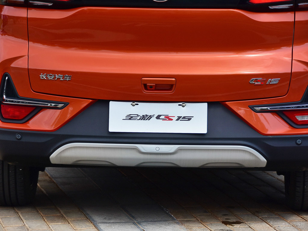 閃光炫彩橙黃長(zhǎng)安CS15車(chē)尾外觀圖片
