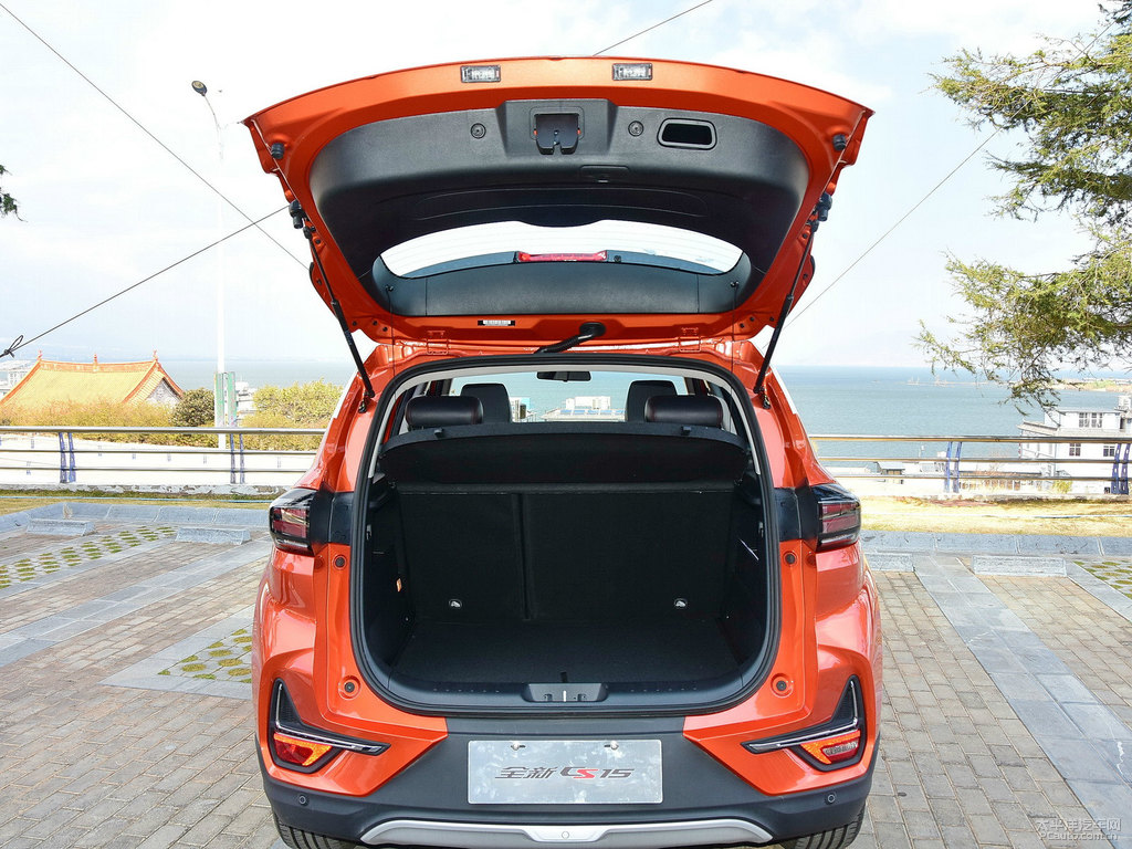 閃光炫彩橙黃長(zhǎng)安CS15后備廂空間圖片