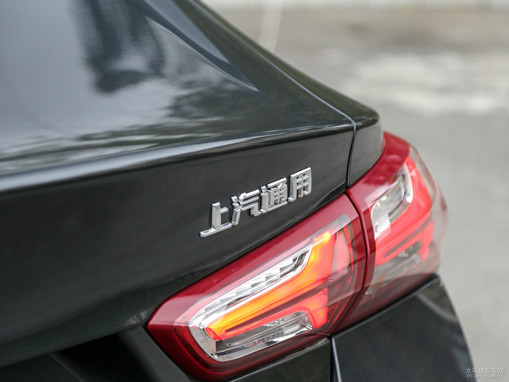 鈦光灰邁銳寶XL車尾外觀圖片