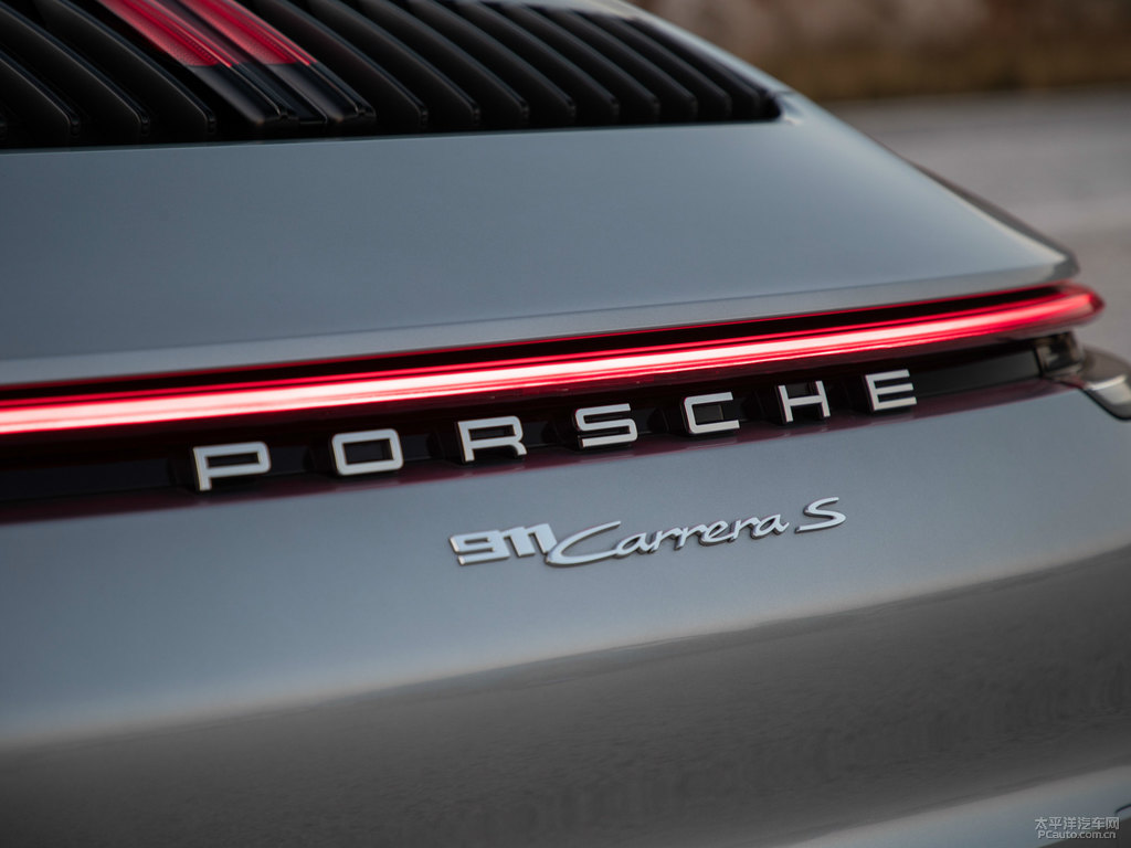 GT銀保時捷911車尾外觀圖片