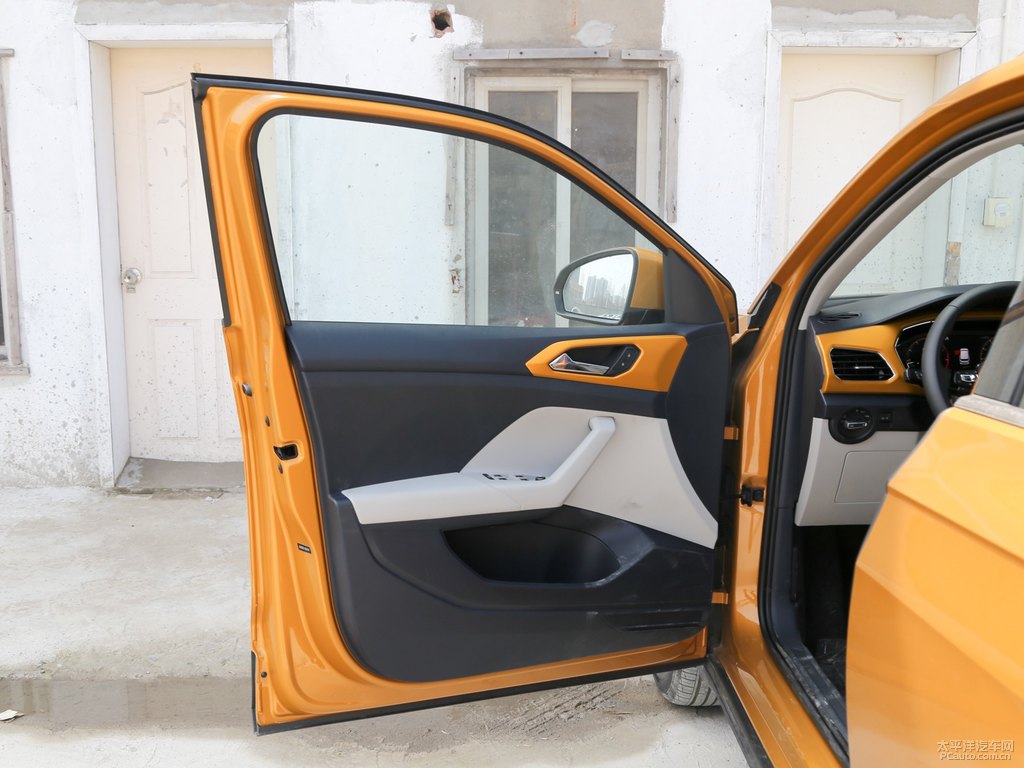 活力金途鎧車(chē)廂內(nèi)飾圖片