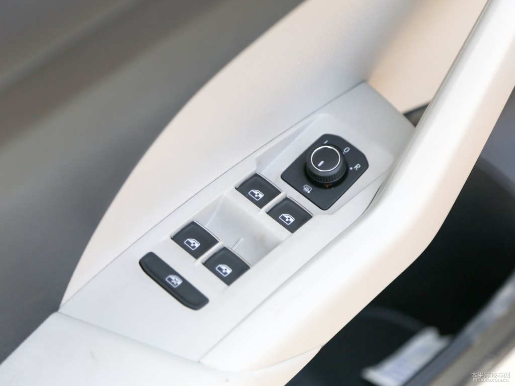 活力金途鎧車廂內(nèi)飾圖片