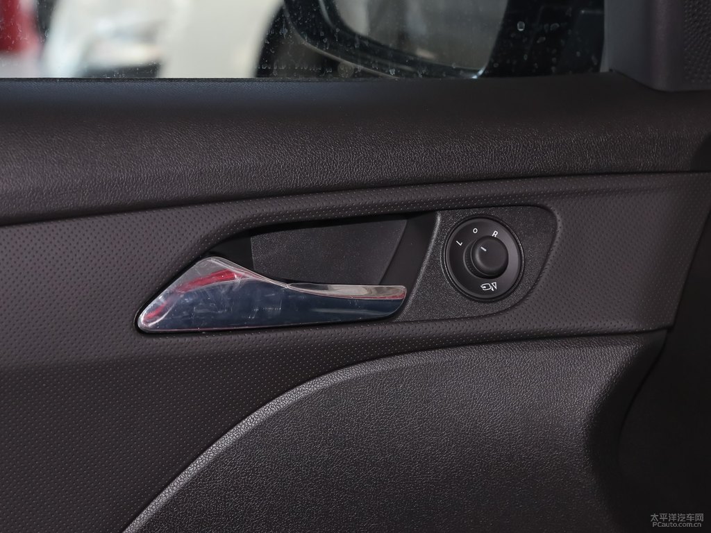 任性紅科魯澤車廂內(nèi)飾圖片