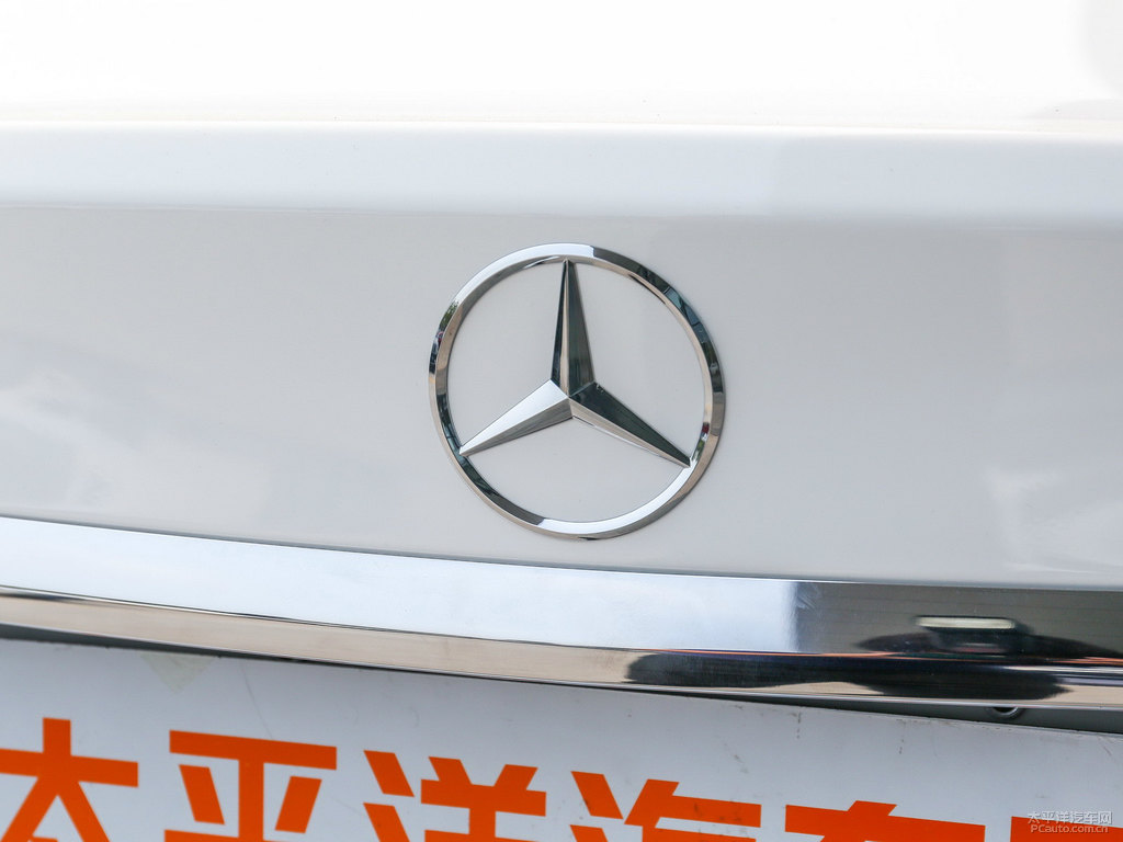 鉆石白奔馳C級(jí)車(chē)尾外觀圖片