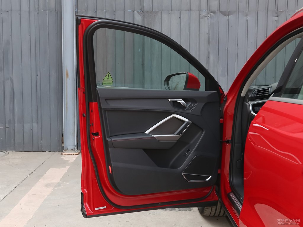 探戈紅奧迪Q3車廂內(nèi)飾圖片