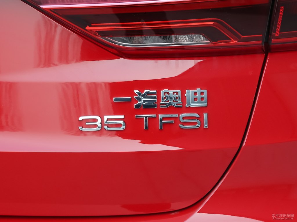 探戈紅奧迪Q3車尾外觀圖片