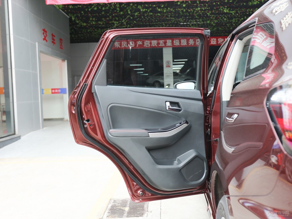 朝霞紅啟辰T70車廂內(nèi)飾圖片