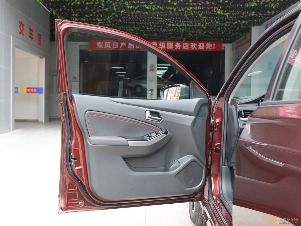 朝霞紅啟辰T70車廂內(nèi)飾圖片