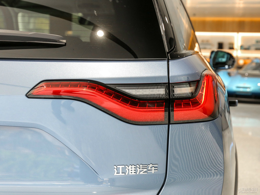 星空藍蔚來ES8車尾外觀圖片