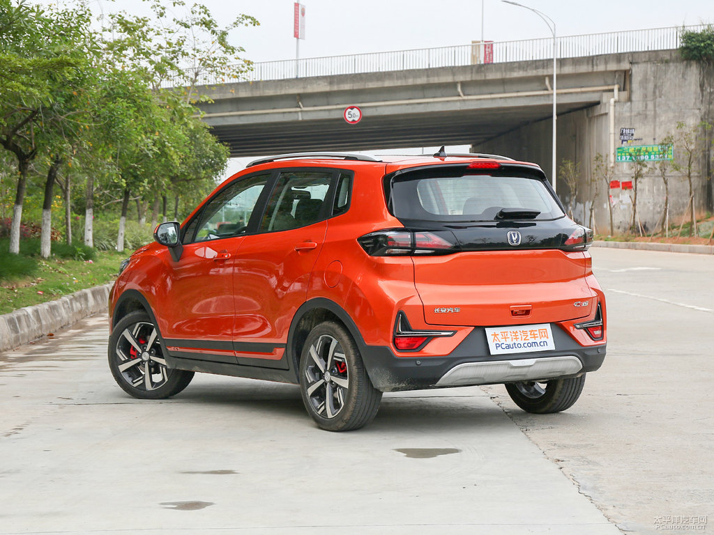 閃光炫彩橙黃長(zhǎng)安CS15整車(chē)外觀外觀圖片